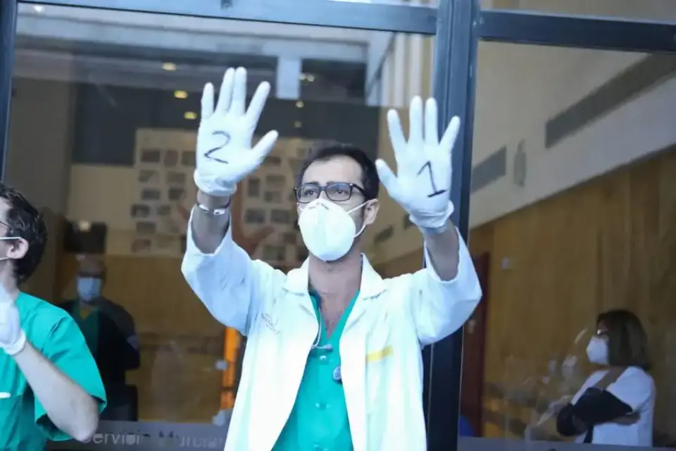 Sanitarios protestan por "discriminación" para recibir la segunda dosis de la vacuna Pfizer
