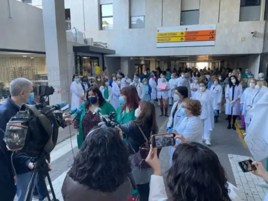 En segunda jornada de protestas los sanitarios del Rafael Méndez piden la dimisión del gerente por el retraso de las vacunas