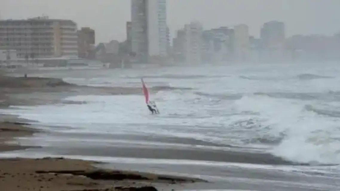Aemet advierte de fuertes vientos y olas de hasta tres metros en el litoral murciano