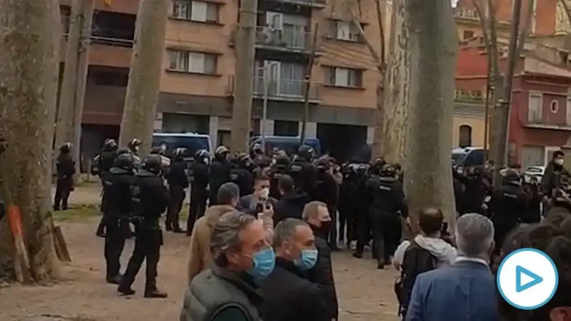 Lanzan huevos, piedras y frutas contra líderes de Vox.Tenían previsto realizar un acto de campaña en Girona