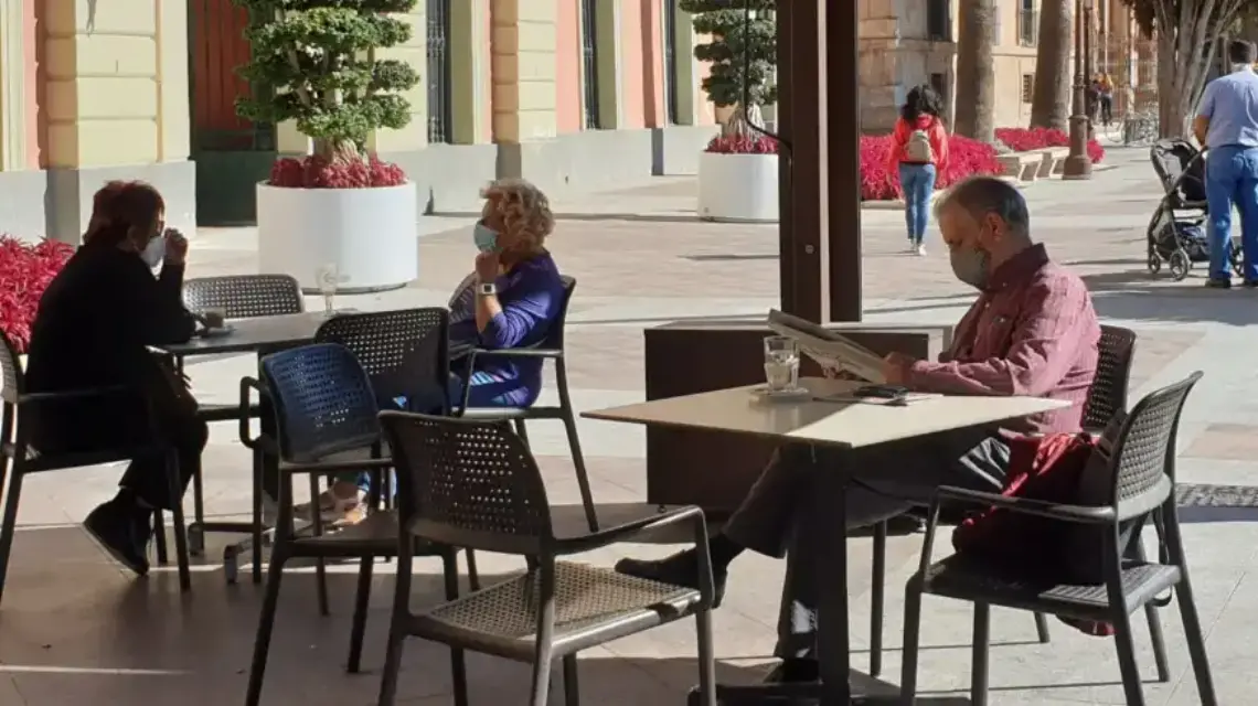 Al bajar la incidencia de riesgo extremo, López Miras ha decidido que terrazas podrán abrir en varios municipios de Murcia