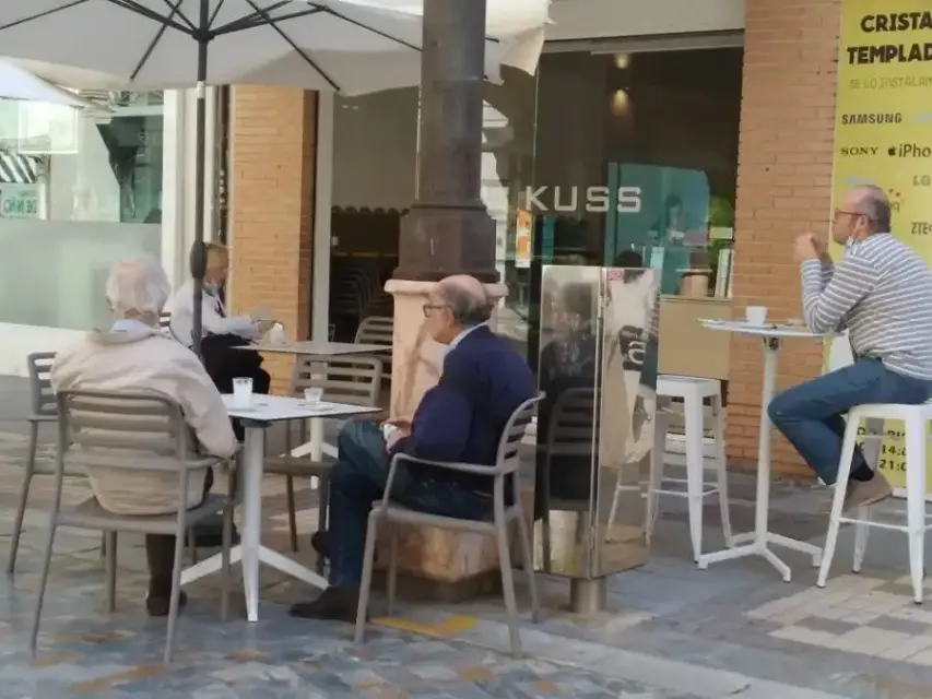 La reapertura de las terrazas y la absurda medida de "controlar" sin son convivientes o no los clientes