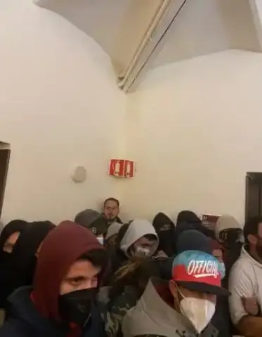 Desalojan en medio de una multitud atrincherada al rapero Pablo Hasél