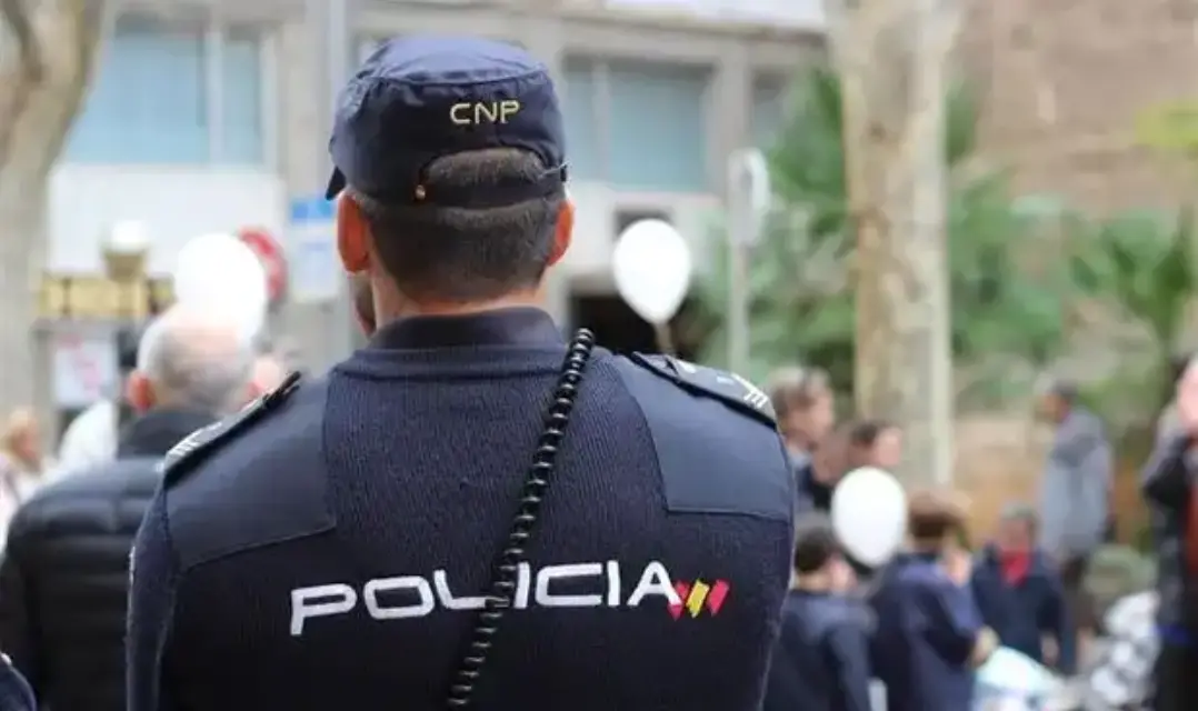 Las limitaciones de la AstraZeneca, policías mayores de 55 años no podrán vacunarse con este fármaco aunque estén en lista