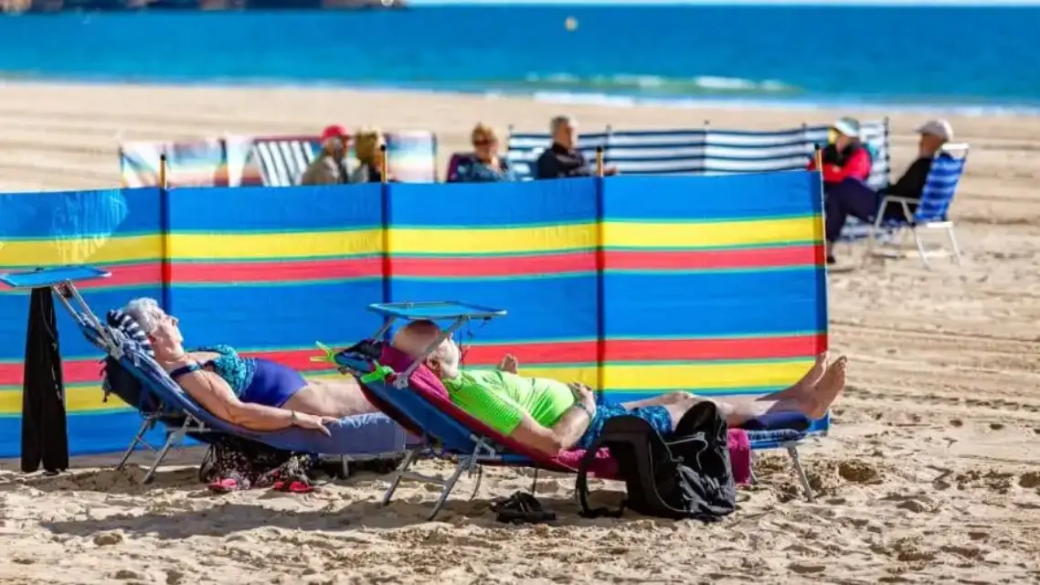 Tras la posible autorización de los viajes turísticos, los británicos se apuran a reservar su verano en España
