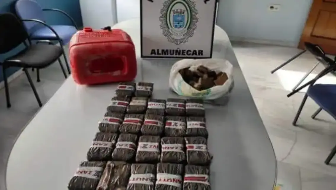 Unos niños encontraron 17 kilos de hachís en un bidón, mientras jugaban en la playa