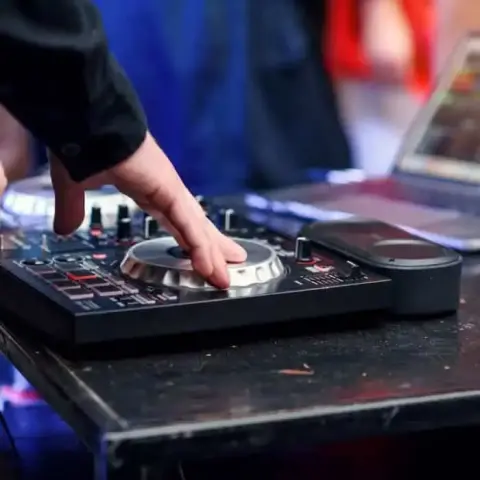 Más que pinchar discos, hoy celebran los Dj's su día