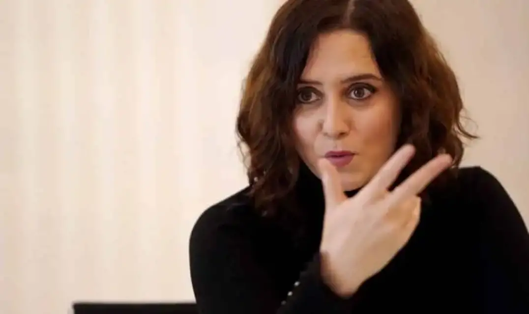 Ayuso adelanta elecciones para evitar el precedente murciano de la desbancada popular