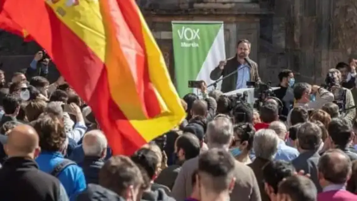 Líder de Vox se jacta del triunfo de la concentración en apoyo al PP en Murcia entre críticas y sanciones
