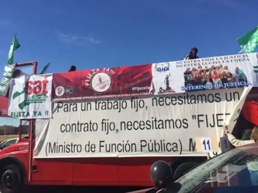 Al grito de ¡Fijeza Ya! los interinos del país protestan en coche contra la temporalidad abusiva
