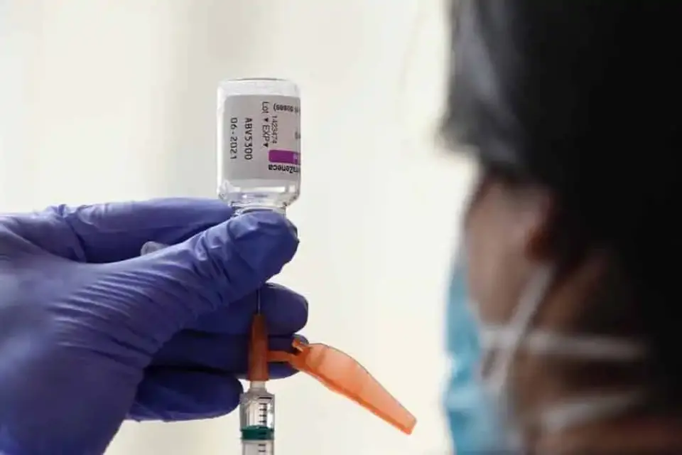 Tras la muerte de una profesora marbellí, Sanidad decide suspender la vacunación con AstraZeneca
