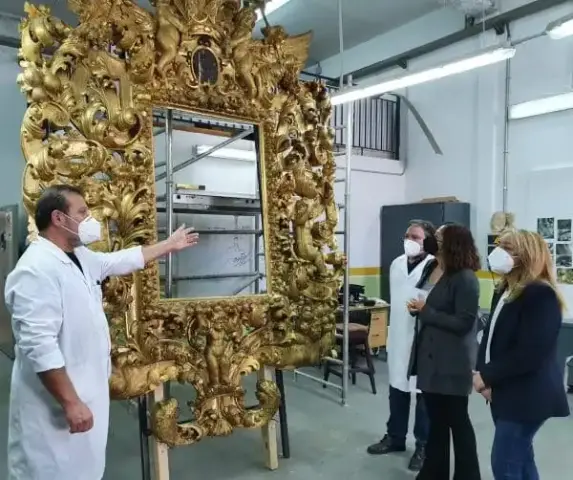 Restauran el Gran espejo barroco del Palacio de Guevara en Lorca