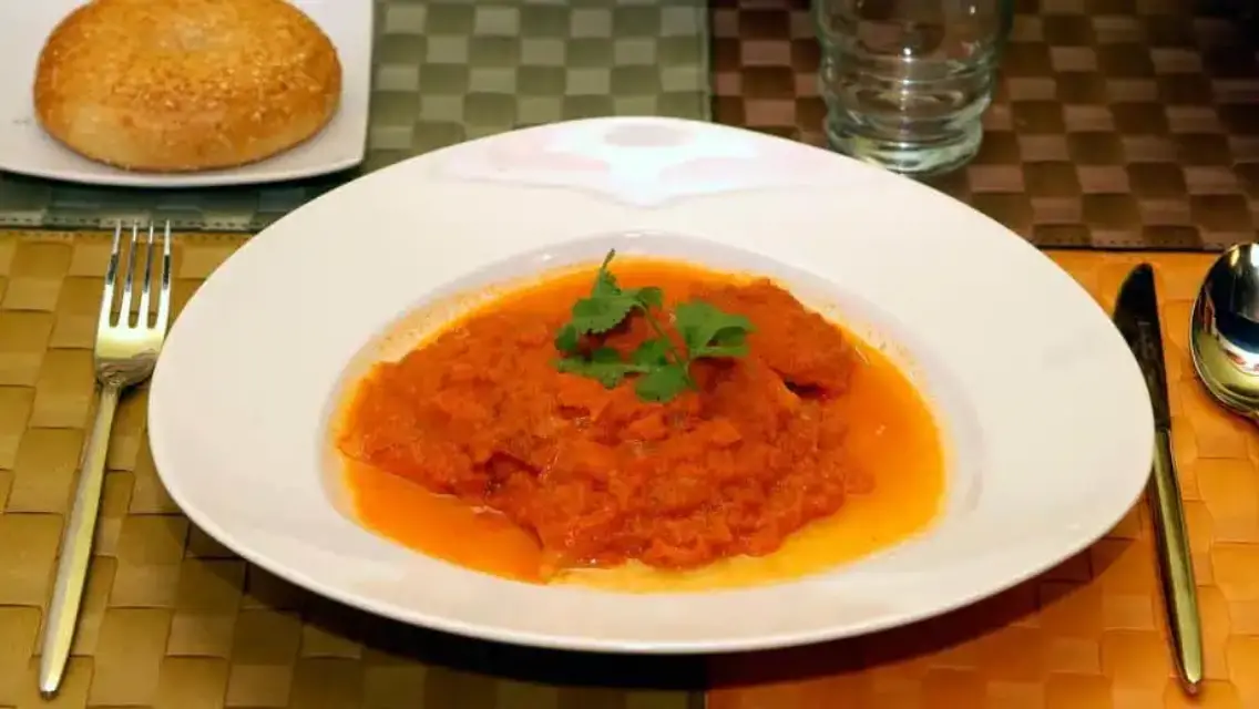 Sabroso y nutritivo plato de Magra con tomate