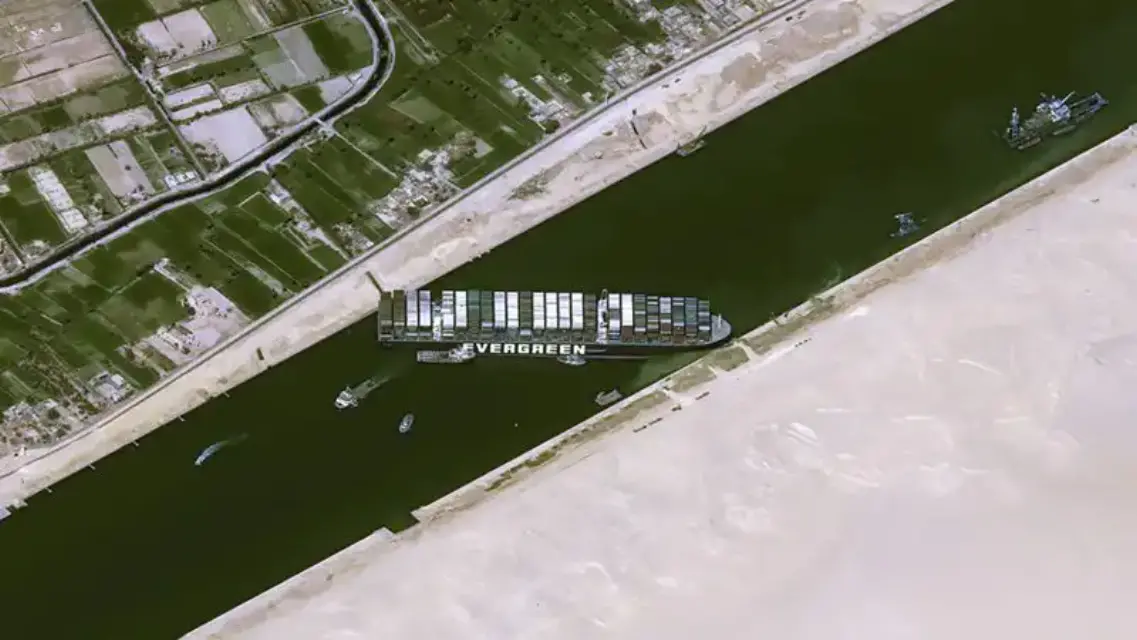 Puertos españoles alertan del "desastre" que ocasiona el bloqueo del Ever Given en el Canal de Suez