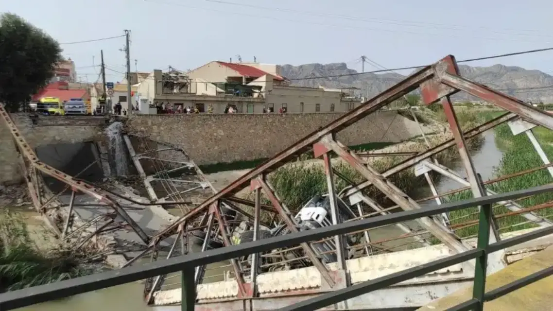Se desploma el puente sobre el río Segura en Beniel hundiendo un camión hormigonera