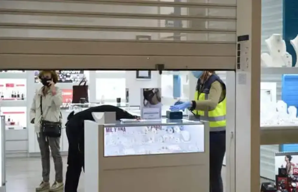¡En moto y a punta de pistola! Individuos roban una joyería en Nueva Condomina