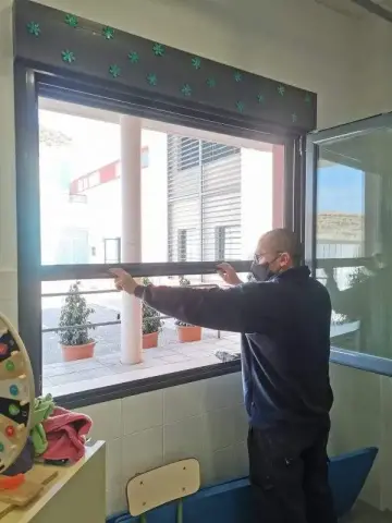 Puerto Lumbreras aprovecha parón lectivo para desinfectar e instalar mosquiteras en los colegios públicos