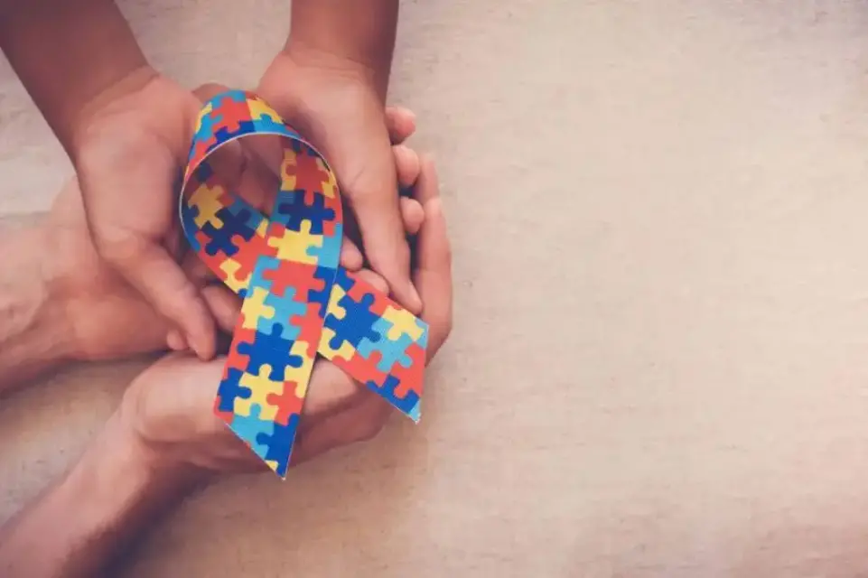 De azul se vestirán edificios emblemáticos en todo el mundo en solidaridad con las personas TEA