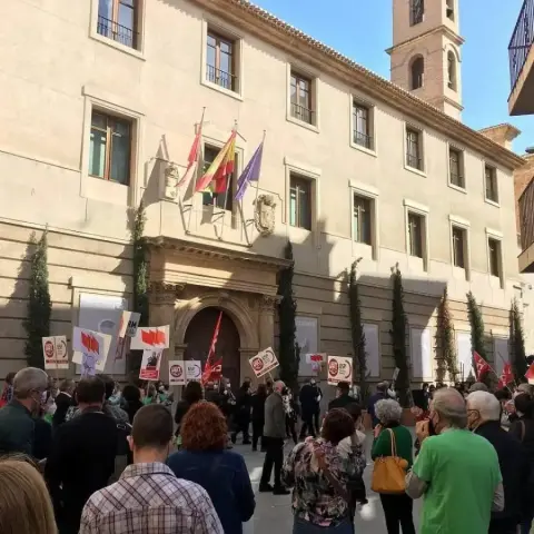 Campuzano asume entre protestas la Consejería de Educación de la Región