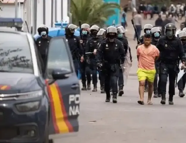 Enfrentamientos entre inmigrantes y la Policía Nacional en campamento canario