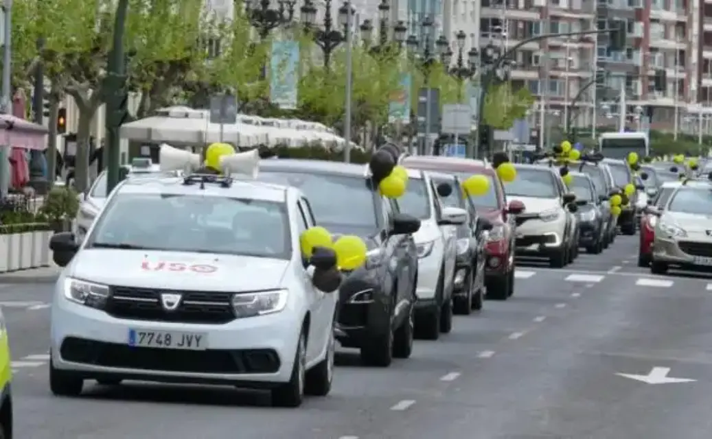 Más de doscientos interinos en coche protestan para reclamar el fin de la temporalidad