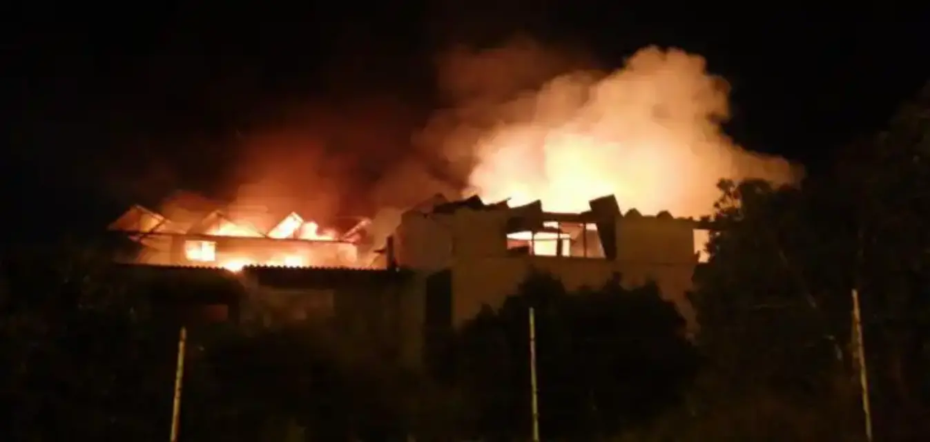 Bomberos extinguen prolongado incendio en nave abandonada en Librilla