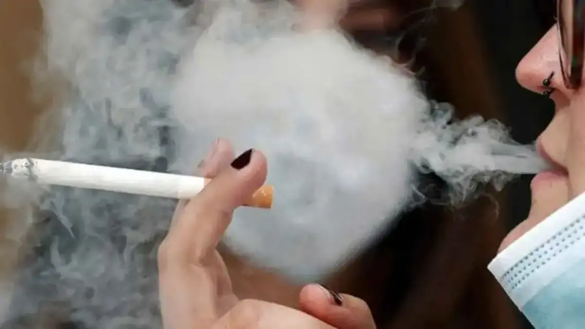 Sanidad propone una prohibición a fumar en terrazas así se mantenga la distancia de seguridad