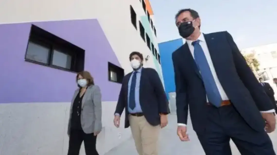 López Miras se saltará la ley Celaá con la modificación del 'criterio de proximidad'