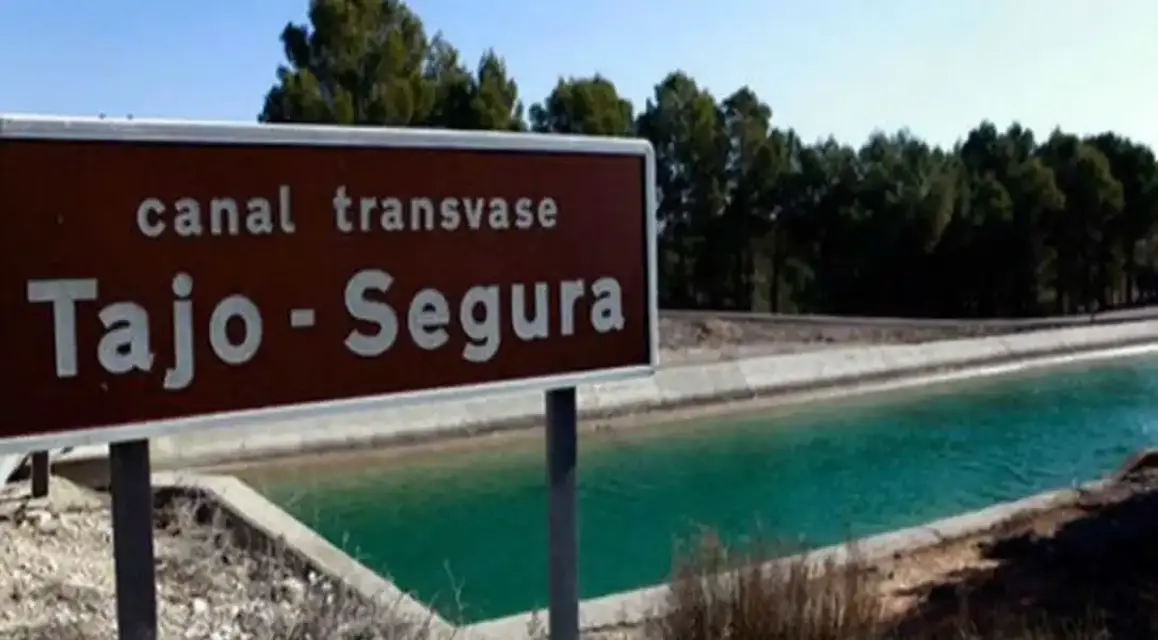 Regantes protestan contra el recorte de volumen de agua proveniente del Tajo-Segura