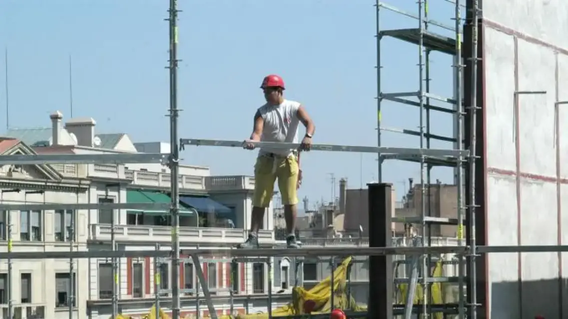 Trabajador cayó de un andamio de 3 metros en Los Belones