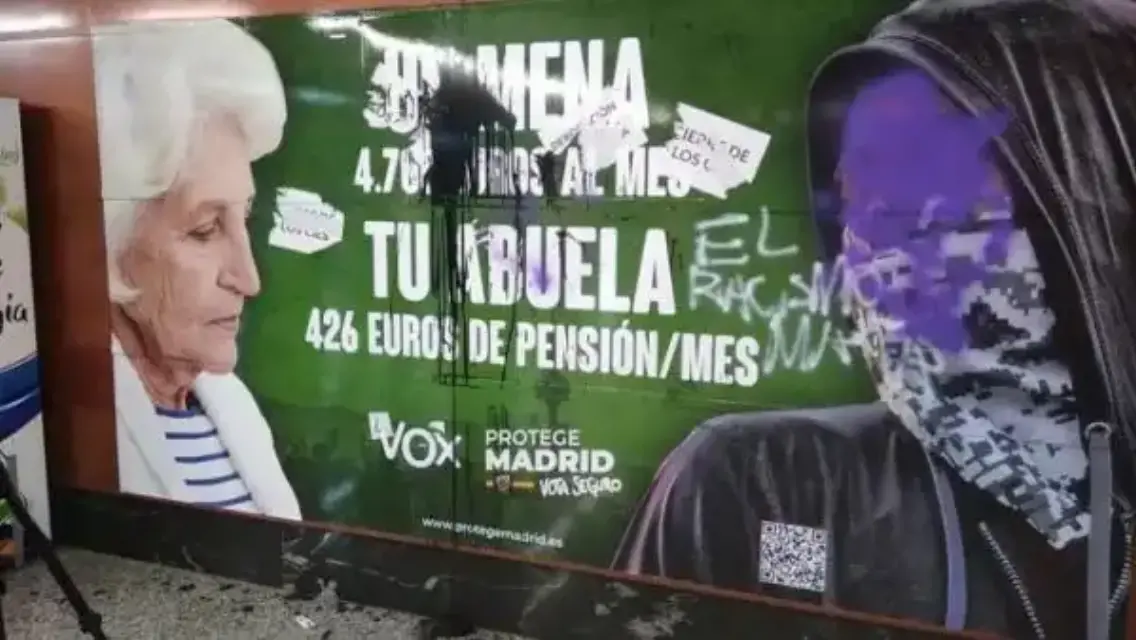 Rechazan quitar el cartel electoral de Vox que discrimina a los menores inmigrantes