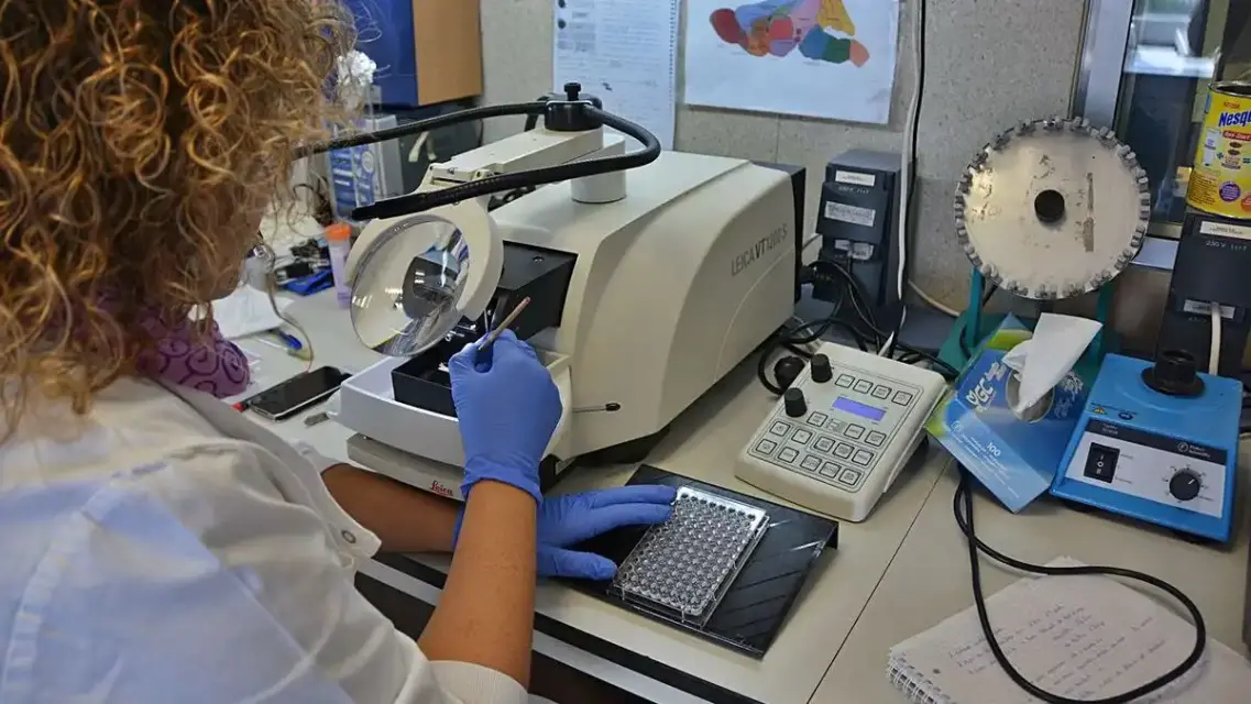 Los microbiólogos de Murcia podrán detectar pronto variantes del Covid-19