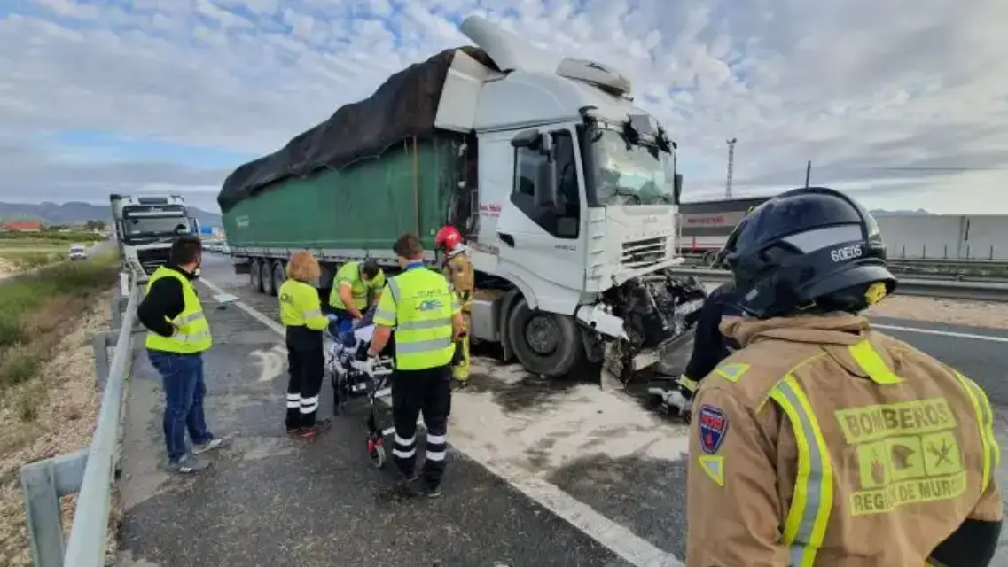 Colisión de tres camiones deja a un camionero gravemente herido en la autovía A-30