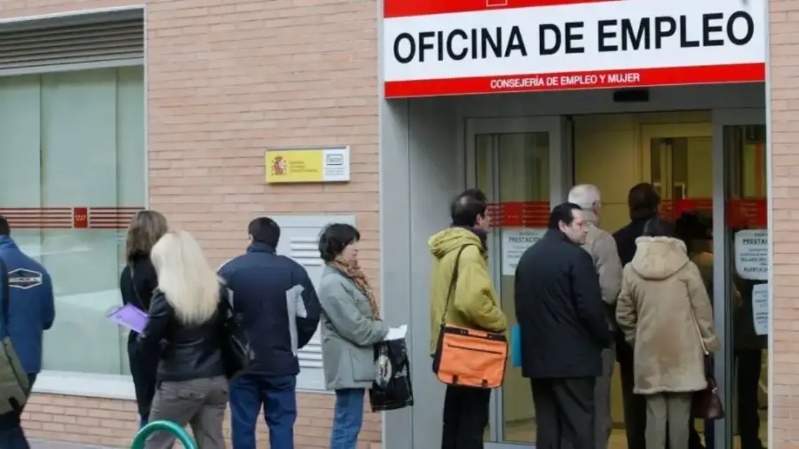 El desempleo baja en 39.012 personas en abril pero aún hay 10.000 empleos destruidos
