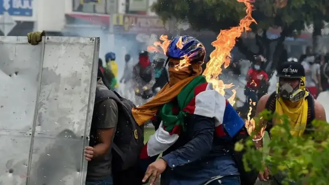 Otro día de enfrentamientos en Colombia deja una estación policial incinerada y diez agentes heridos