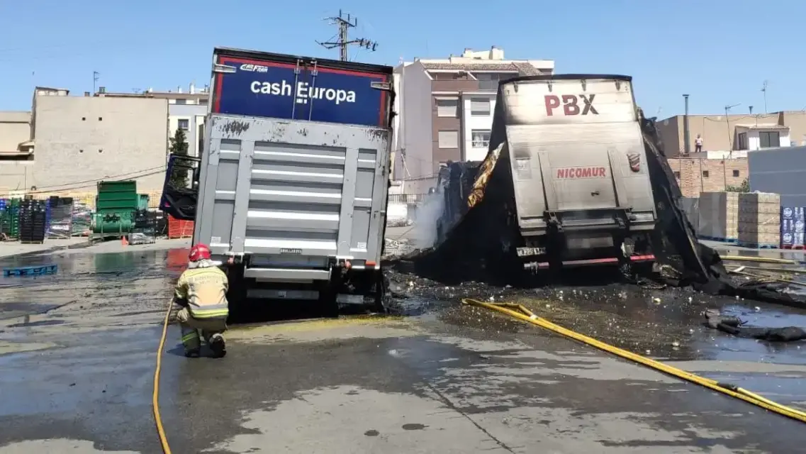 Bomberos de Murcia apagan incendio en un camión de Cash Europa