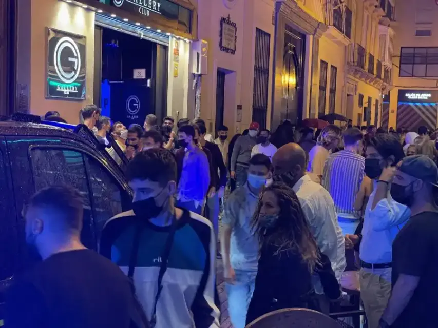 Murcia sigue con el toque de queda mientras otras ciudades festejan en las calles el fin del estado de alarma