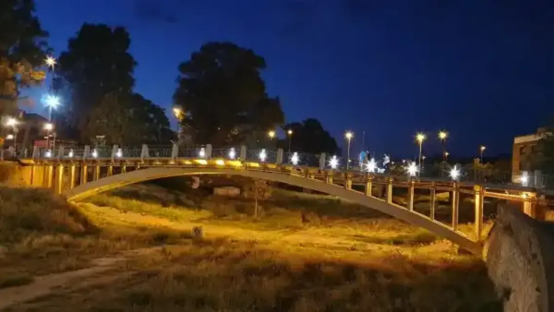 Tras años de abandono y vandalismo, renovada la iluminación del Puente de la torta