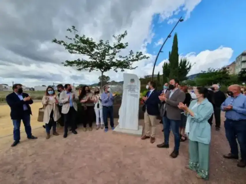 En Lorca instalan monolito que da nombre al Parque '11 de mayo' sobre la Rambla de las Señoritas