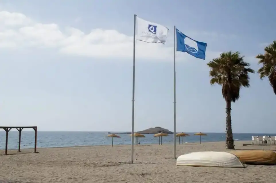 Cuatro playas de San Juan de Los Terreros en Pulpí alzan las banderas azules