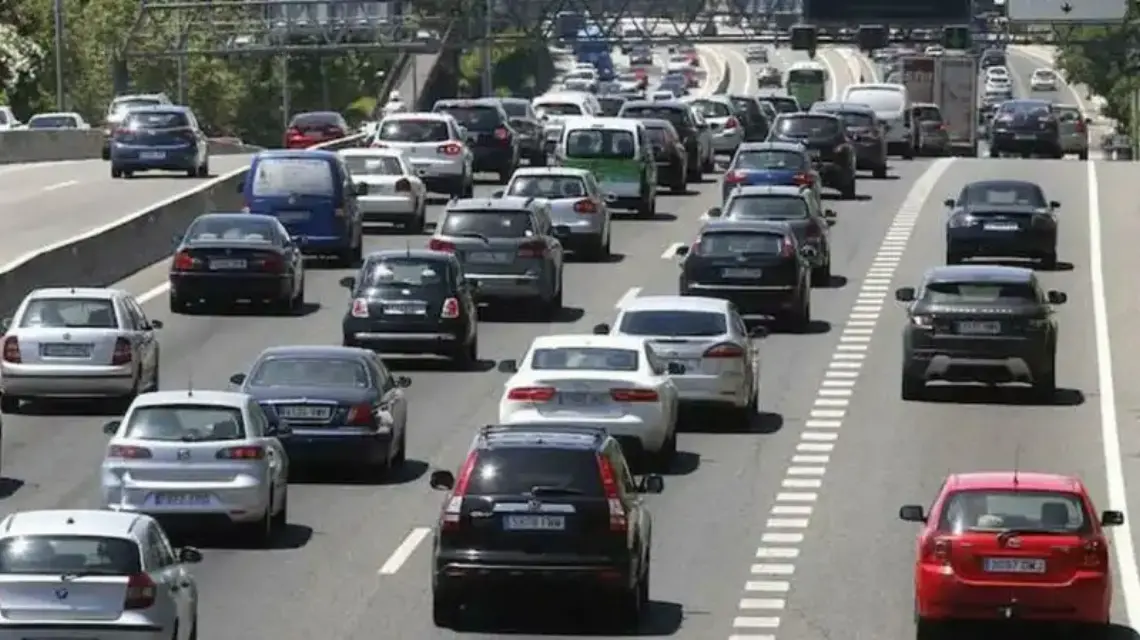 Éxodo en Madrid se dispara a un 42% y complica las salidas en el primer fin de semana sin estado de alarma