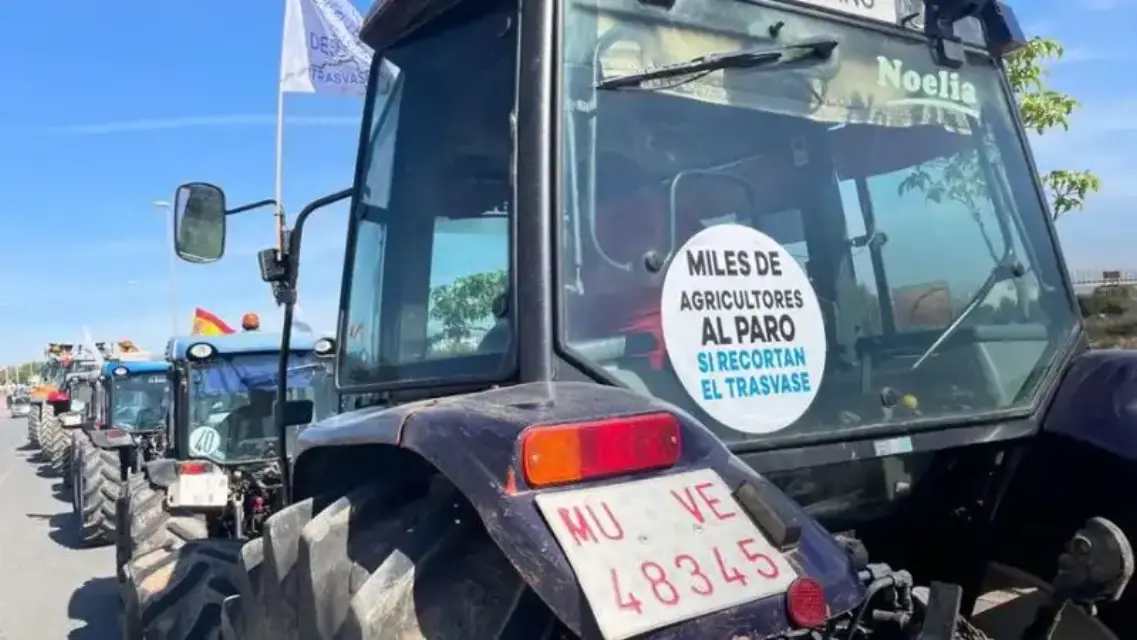 Protestas de los regantes lleva cientos de tractores y camiones a las calles de la Región