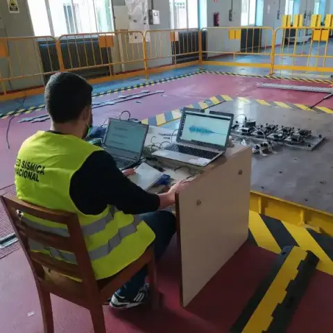 Instalan una estación de red SILEX de la Red Sísmica Nacional en Pulpí
