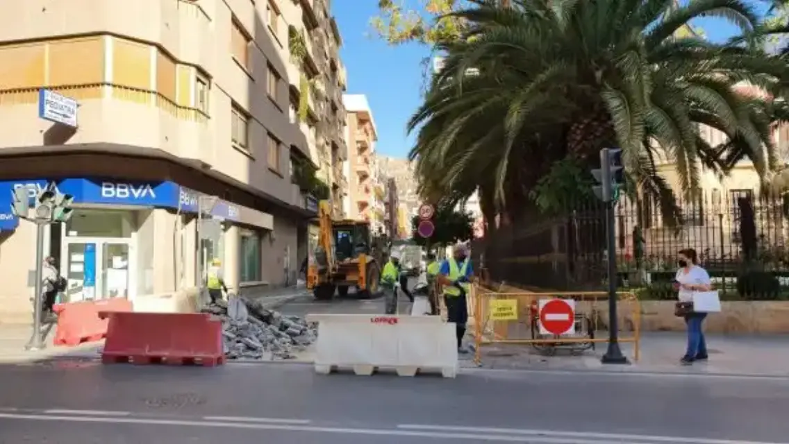 Establecen cortes de tráfico hoy y mañana por arreglos de pasos de peatones en las calles Floridablanca y el acceso a Álamo por Lope Gisbert