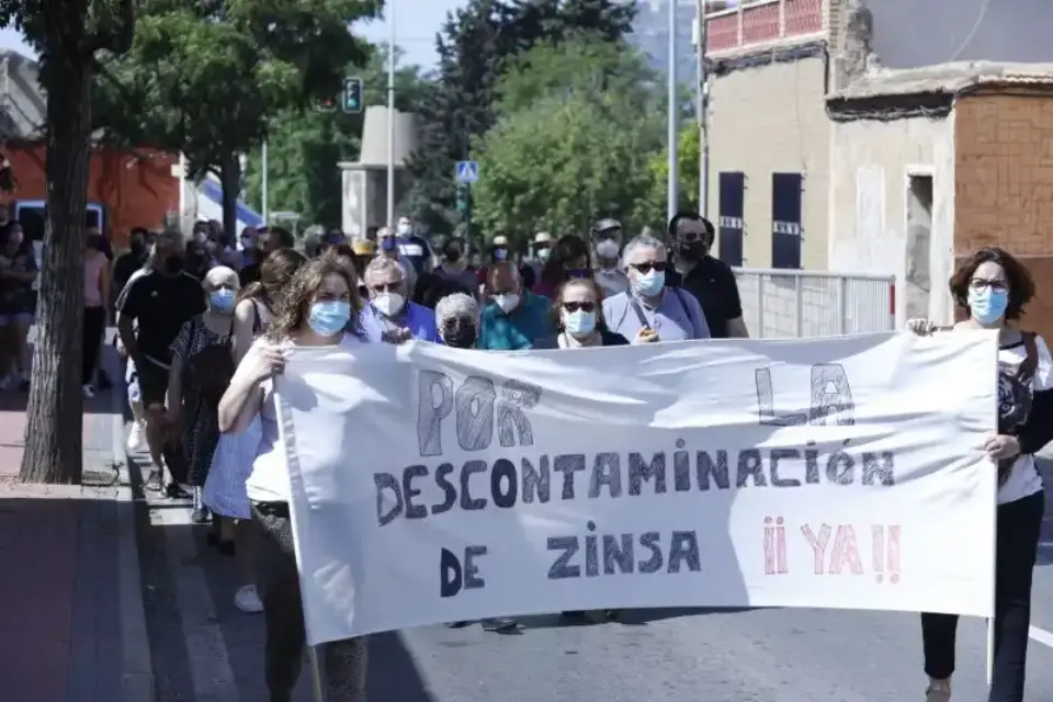 Más de un centenar de vecinos protestan por la descontaminación del suelo en Torreciega