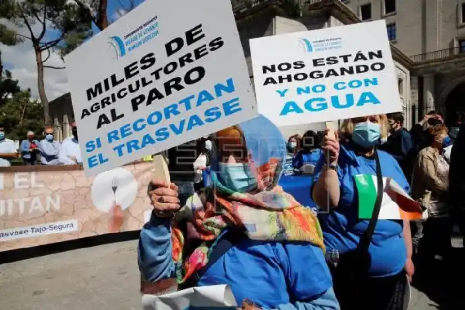 El Círculo del Agua se hace oír frente a la sede del Ministerio para la Transición Ecológica