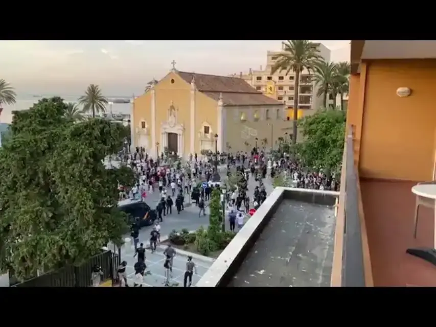Así arremete la Policía Nacional contra los manifestantes en apoyo a Abascal en Ceuta