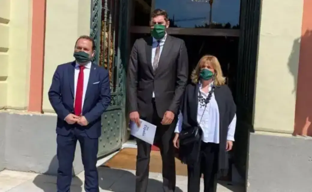 Moción de Vox pide sonar el himno nacional al entrar al aula y colgar el retrato de Felipe VI en las aulas