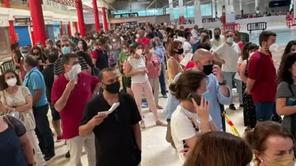 El ritmo lento y la mala organización se deben a que no respetan la hora asignada para la vacunación