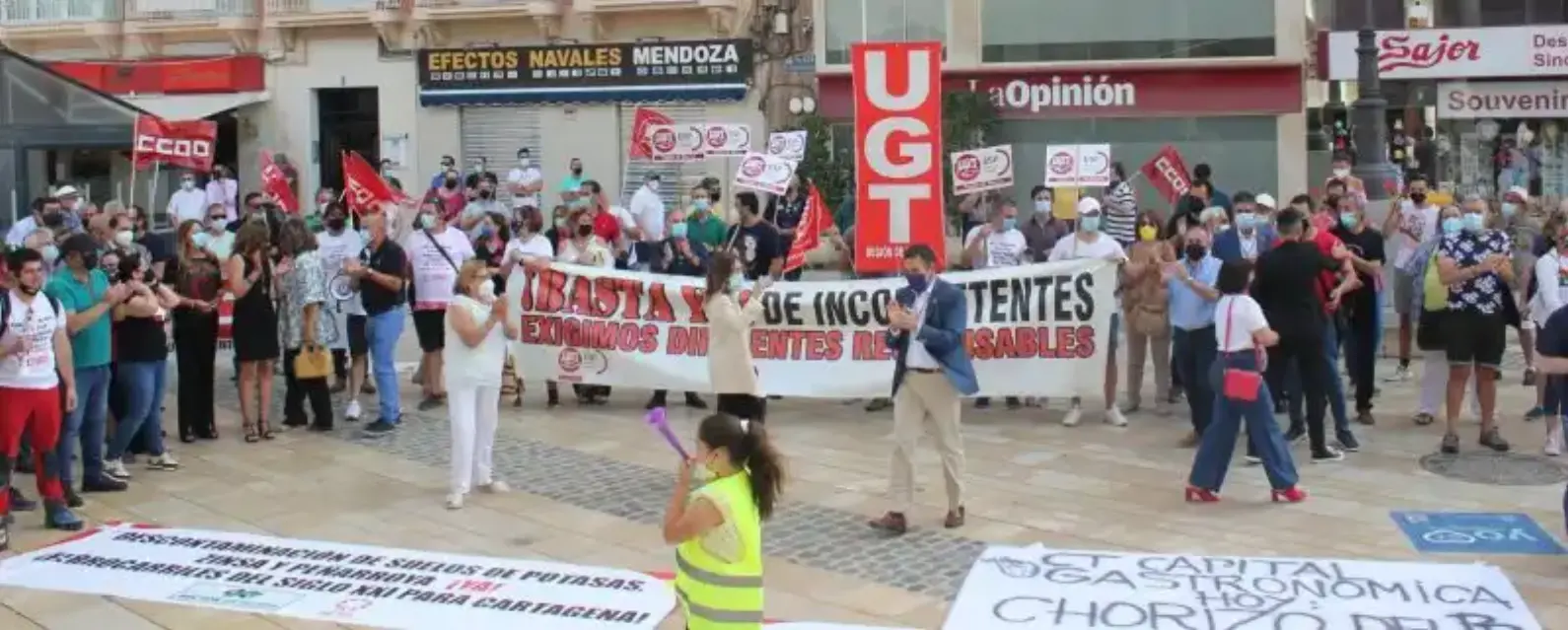 Entre gritos, bocinas y reivindicaciones de colectivos vecinales, Noelia Arroyo toma posesión en Cartagena